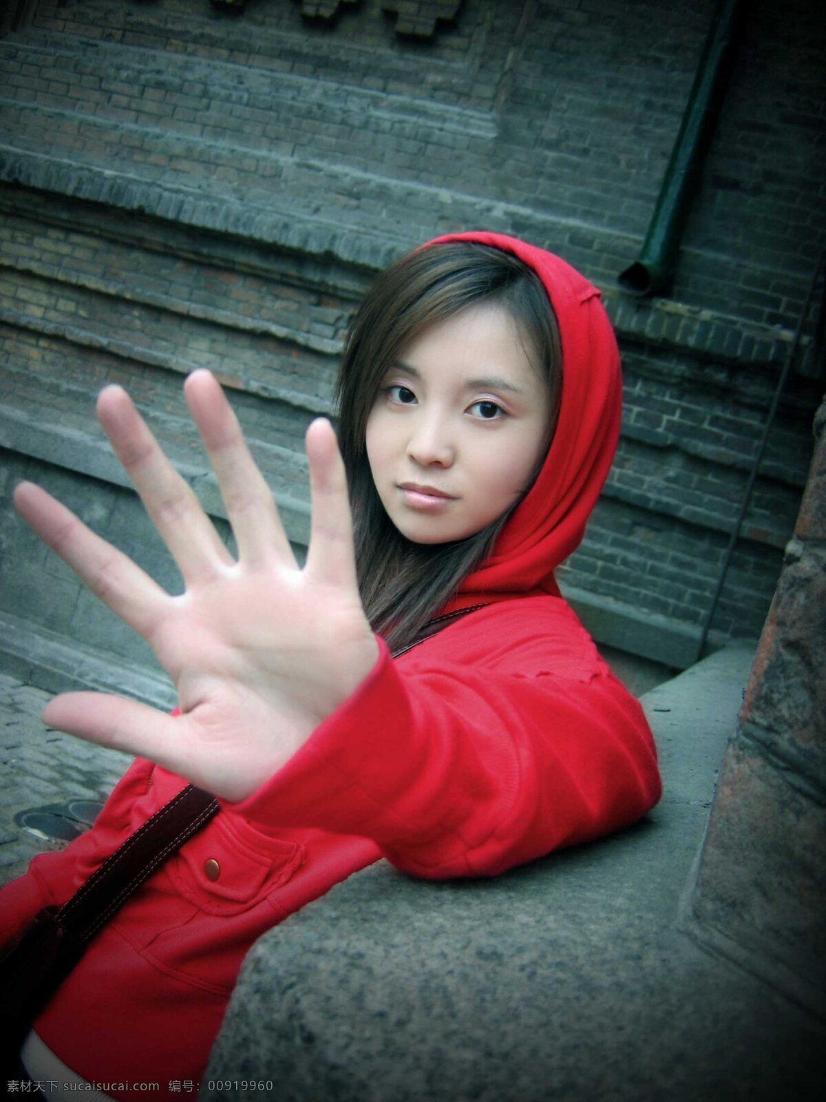 請勿拍照 美女 漂亮 紅衣 時尚 帽子 手掌 阻止 阻攔 拒絕 不要 說不 不行 手勢 手指 五個 手心 掌紋 時尚美女寫真 女性女人 人物圖庫