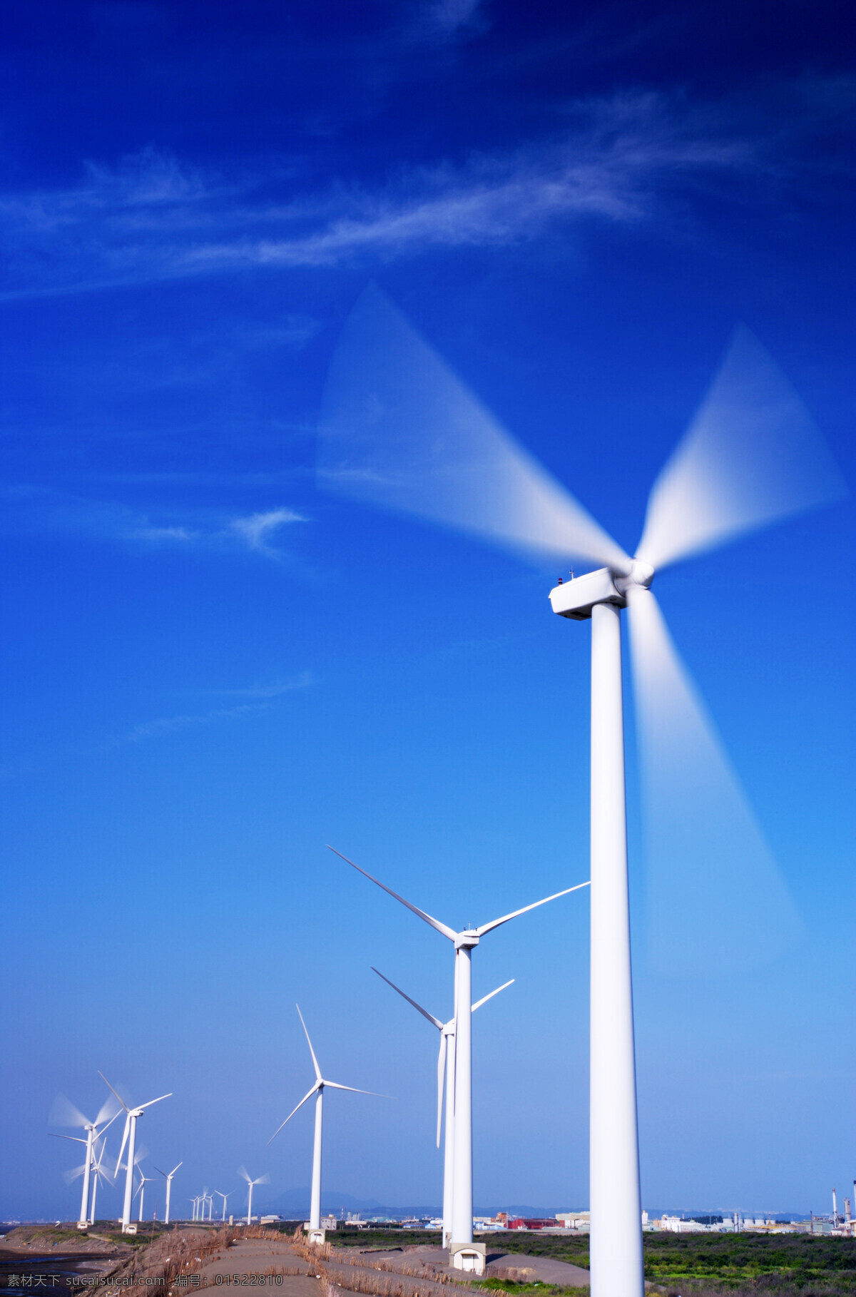 风力发电 风车 电力风车 绿色环保 绿色能源 绿色电力 蓝天 白云 自然风光 村庄 郊外风光 可再生能源 再生能源 环保 能源 电力 环保能源 工业生产 现代科技