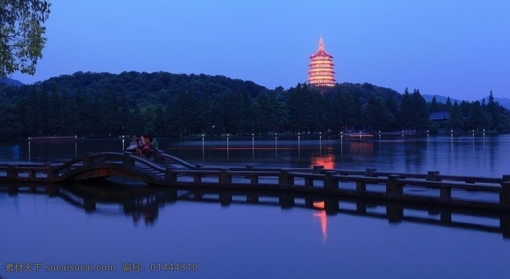 杭州 西湖 夜景 湖面 游船 湖堤 游客 小橋 樹木 低矮山丘 雷峰塔 樹林 閃閃燈光 夜色 倒影 寧靜 山水美景 標志性景點 旅游勝地 暢游 世界 國內 篇 國內旅游 旅游攝影