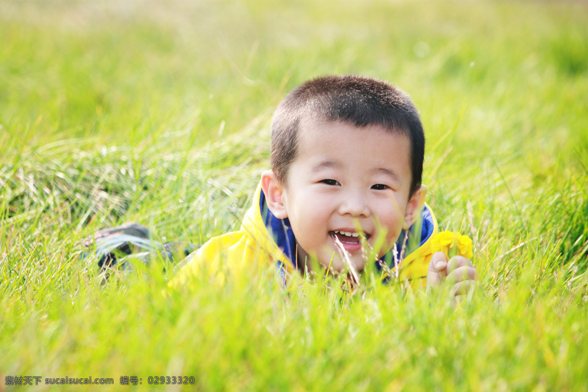 兒童戶外寫真 草地 兒童 笑臉 00后 戶外 寫真 兒童幼兒 人物圖庫
