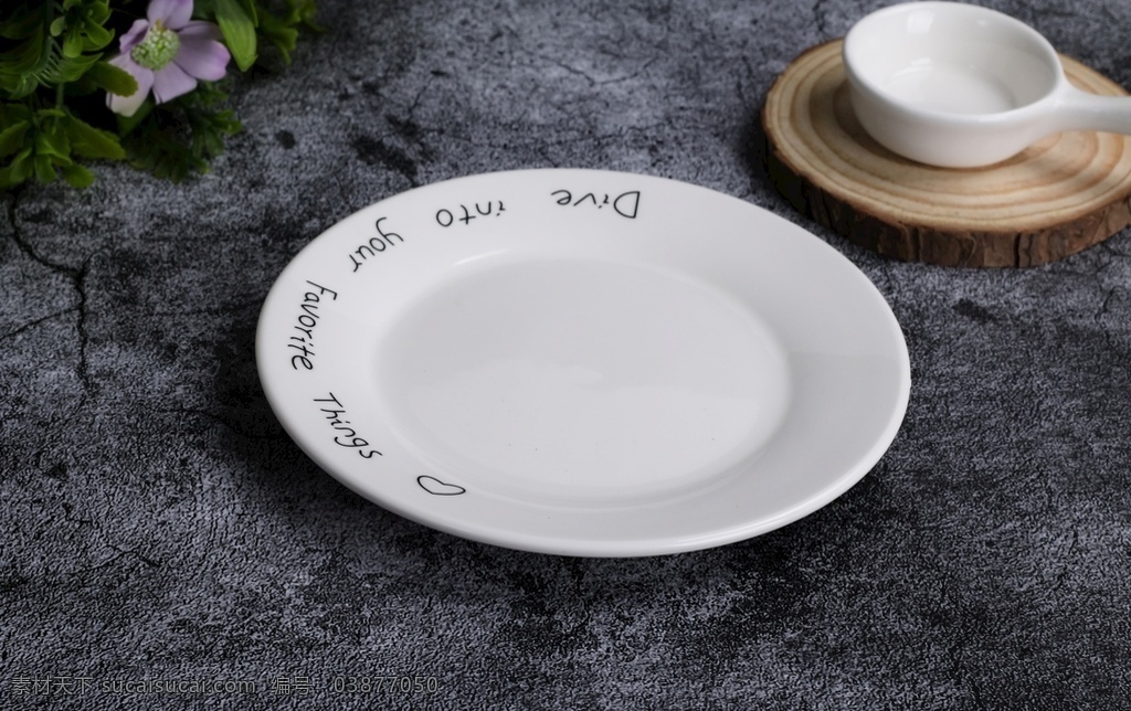 白色 陶瓷 圆 盘子 圆盘子 陶瓷盘子 白色盘子 美食 美食背景 水泥地面 西餐背景 摆拍 餐饮道具 餐饮美食
