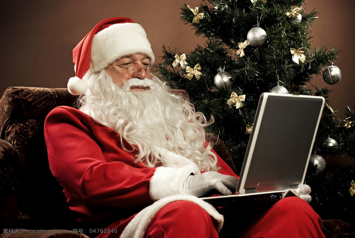 玩电脑 圣诞老人 圣诞节 节日素材 喜庆 电脑 圣诞树 老人图片 人物图片