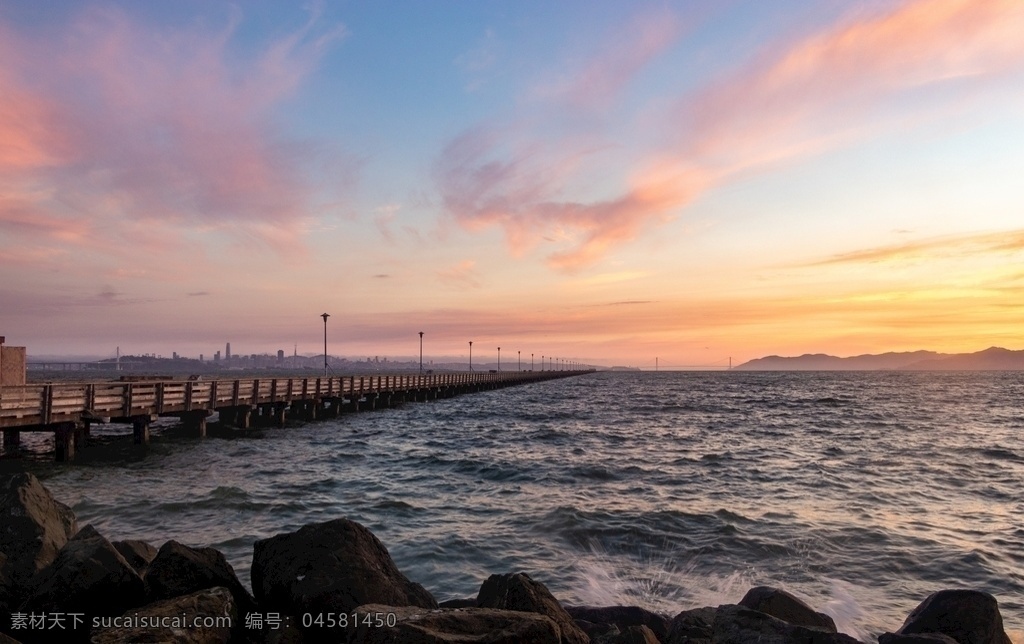 黃昏 下 海景 云層 云彩 石頭 礁石 湖水 海水 陽光 夕陽 波浪 橋 建筑 景觀 風(fēng)景 河流 大自然的景象 自然景觀 自然風(fēng)景