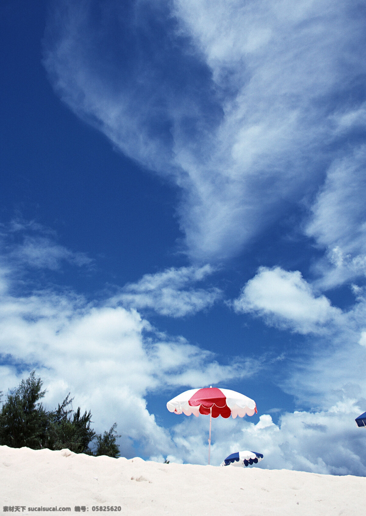天空 海边 沙滩 旅游 风景区 夏威夷 夏威夷风光 悠闲 假日 蓝天 太阳伞 白云 大海图片 风景图片