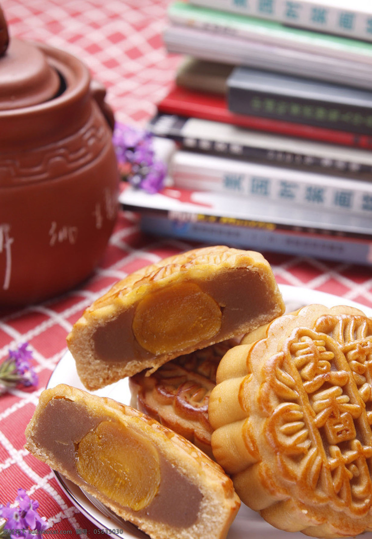 月饼图片 凤梨味月饼 莲蓉月饼 豆沙月饼 咸蛋黄月饼 草莓味月饼 老式月饼 中秋月饼 手工月饼 板栗味月饼 哈密瓜月饼 老五仁月饼 软皮月饼 黑芝麻月饼 餐饮美食 传统美食 月饼 五仁 豆沙 蛋黄 广式月饼 中秋