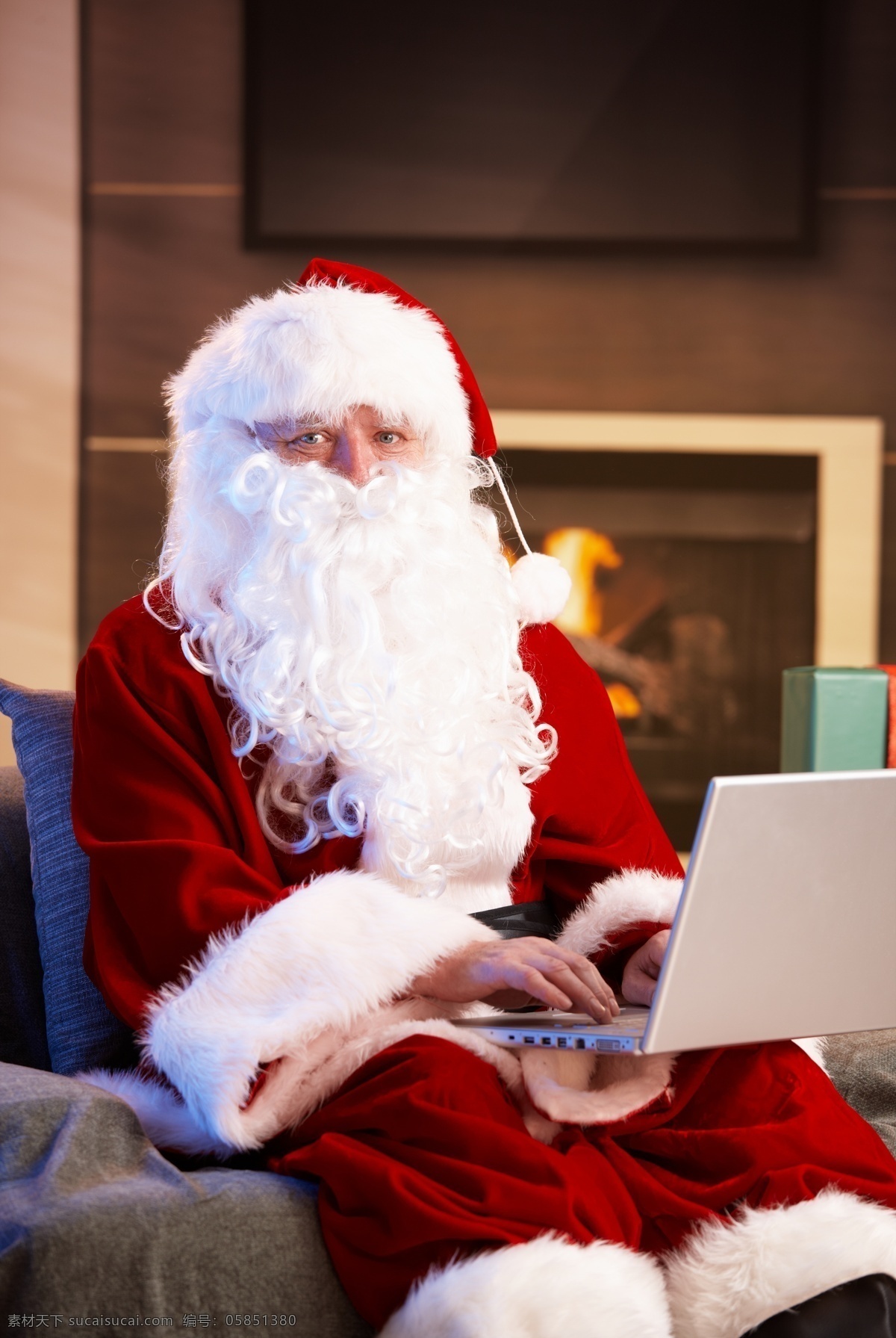 电脑 圣诞老人 圣诞主题 圣诞节 节日素材 新年素材 手提电脑 笔记本电脑 老人图片 人物图片