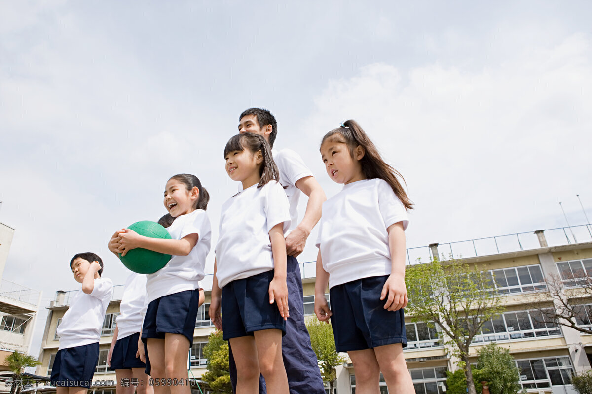 上 體育課 學(xué)生 亞洲 人物 黃種人 小學(xué)生 孩子 下一代 日本 學(xué)校 小學(xué)校 上學(xué) 學(xué)校生活 上課的學(xué)生 課堂上 穿校服的學(xué)生 孩子們 站隊 聽講 有趣 戶外活動 操場 可愛的孩子 聽講解的孩子 聽講解的學(xué)生 樹木 陽光下 游戲 綠色的球 抱球 高清圖片 兒童圖片 人物圖片