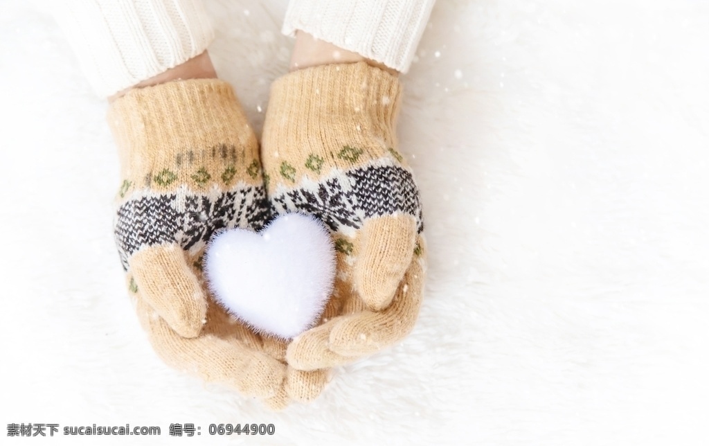 手套 爱心 雪地 白色心 雪做的爱心 感恩 摄影素材 旅游摄影