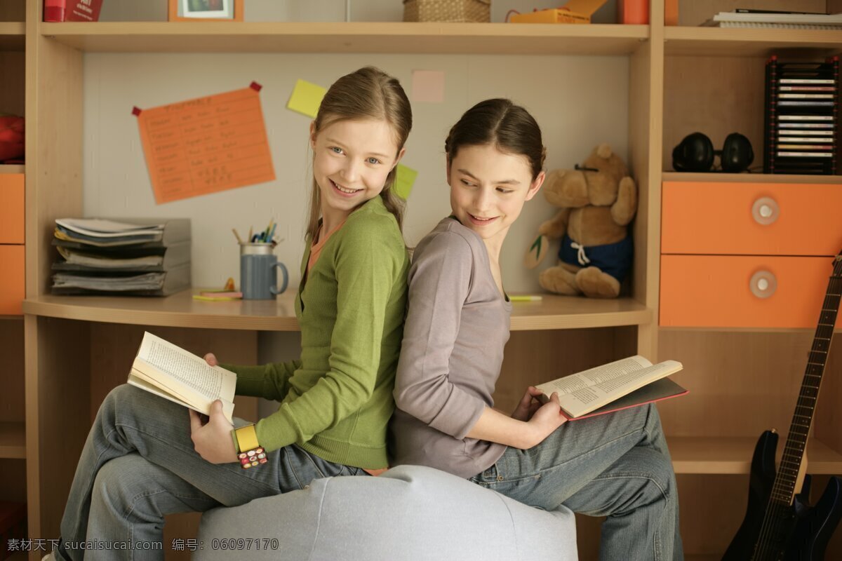 背靠背 两个 女孩 外国女孩 看书 书本 坐着 书架 家具 生活人物 人物图片
