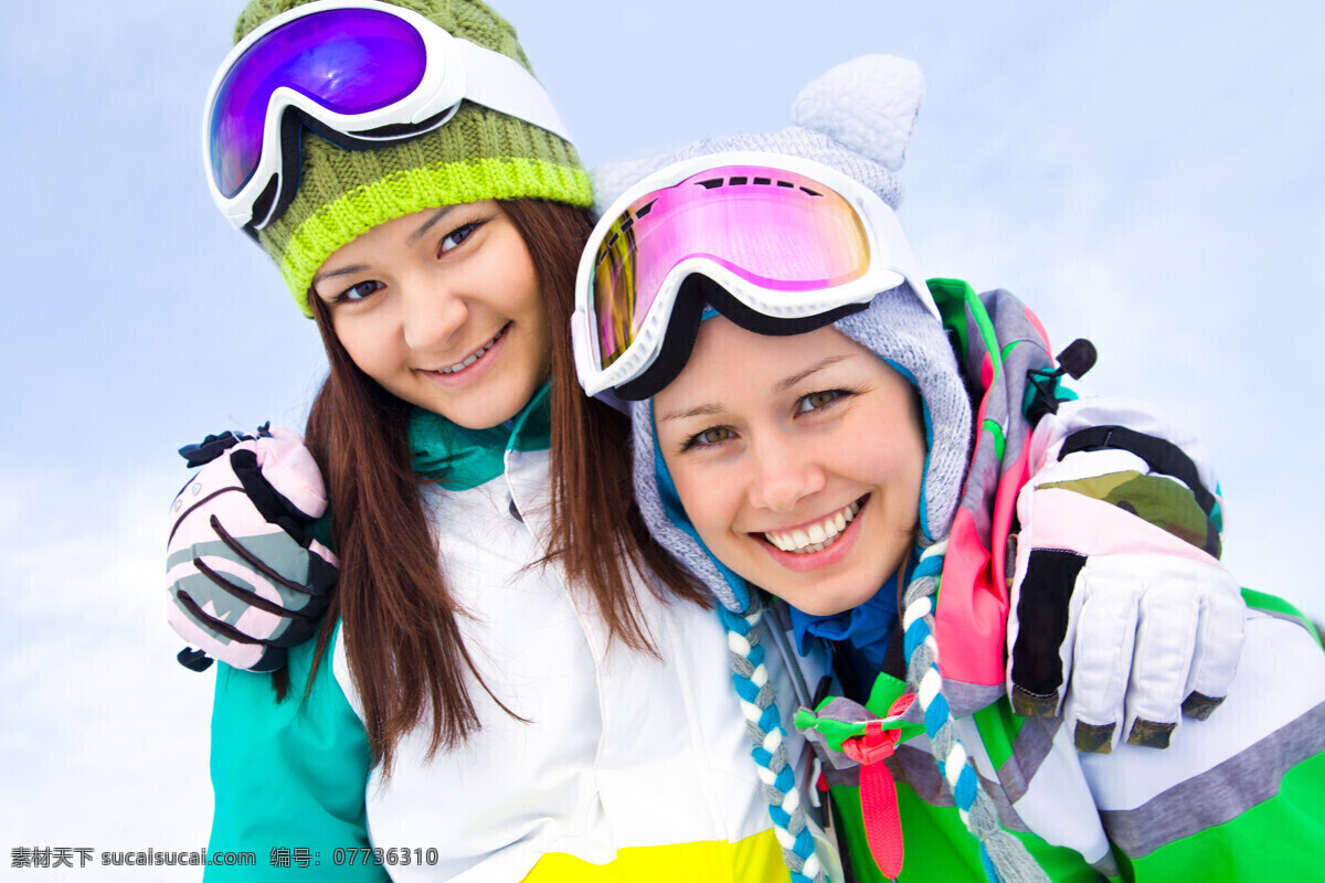 勾肩搭背 外国 滑雪 女孩 外国滑雪女孩 人物 微笑 外国人 滑雪图片 生活百科