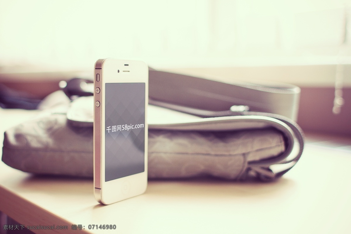 場(chǎng)景 中 蘋(píng)果 iphone 手機(jī) 樣機(jī) 模板 iphone5s 高清手機(jī)壁紙 智能圖層 背包 mockup 模版 展示 ui頁(yè)面展示 appshowcase 樣機(jī)模板 場(chǎng)景樣機(jī)
