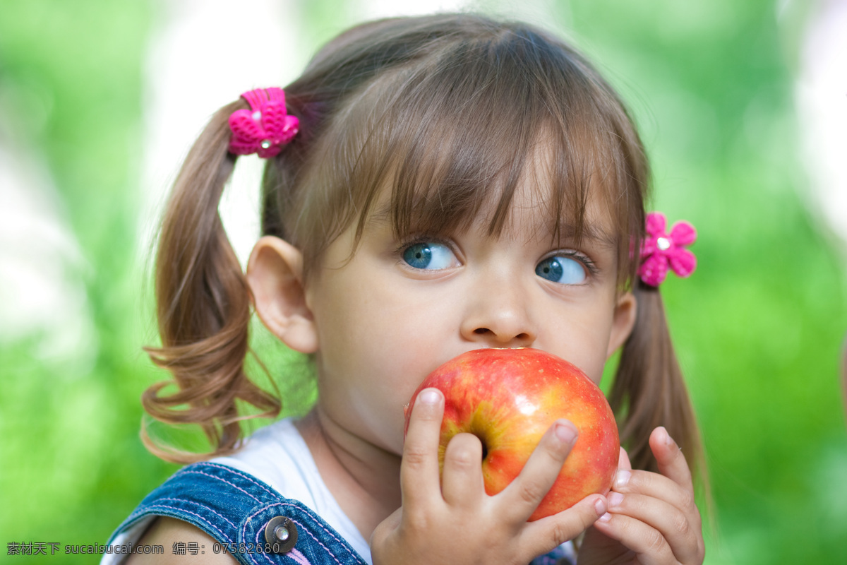 手 苹果 小女孩 外国儿童 可爱 小孩 孩子 生活人物 人物图片