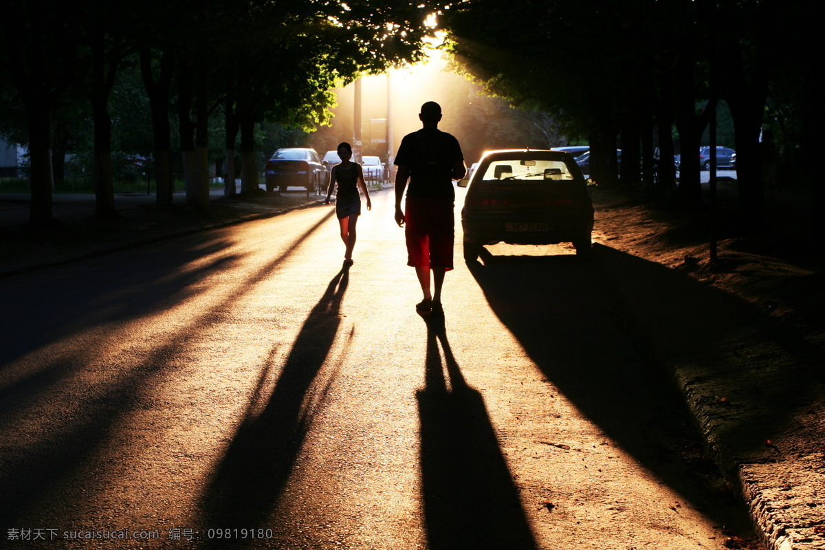 早晨 阳光 早晨的阳光 黎明 街道 背景 树荫 行人 生活人物 人物图片