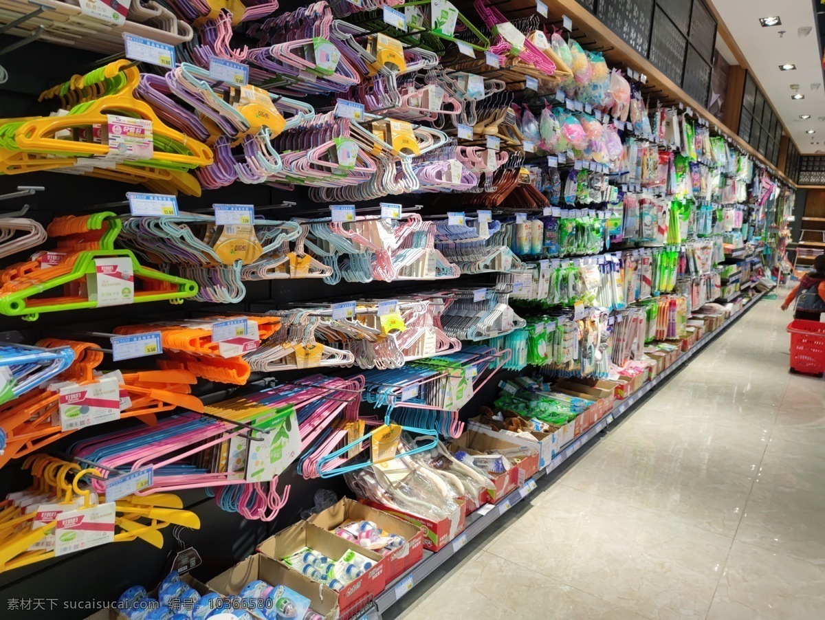 超市圖片 超市素材 超市 超市環(huán)境 超市布局 超市設(shè)計(jì) 食品超市 生活超市 生活品超市 衣架 生活品 便利店 連鎖超市 貨架 設(shè)計(jì)素材 海報(bào)素材 傳單素材 照片素材 生活百科 家居生活