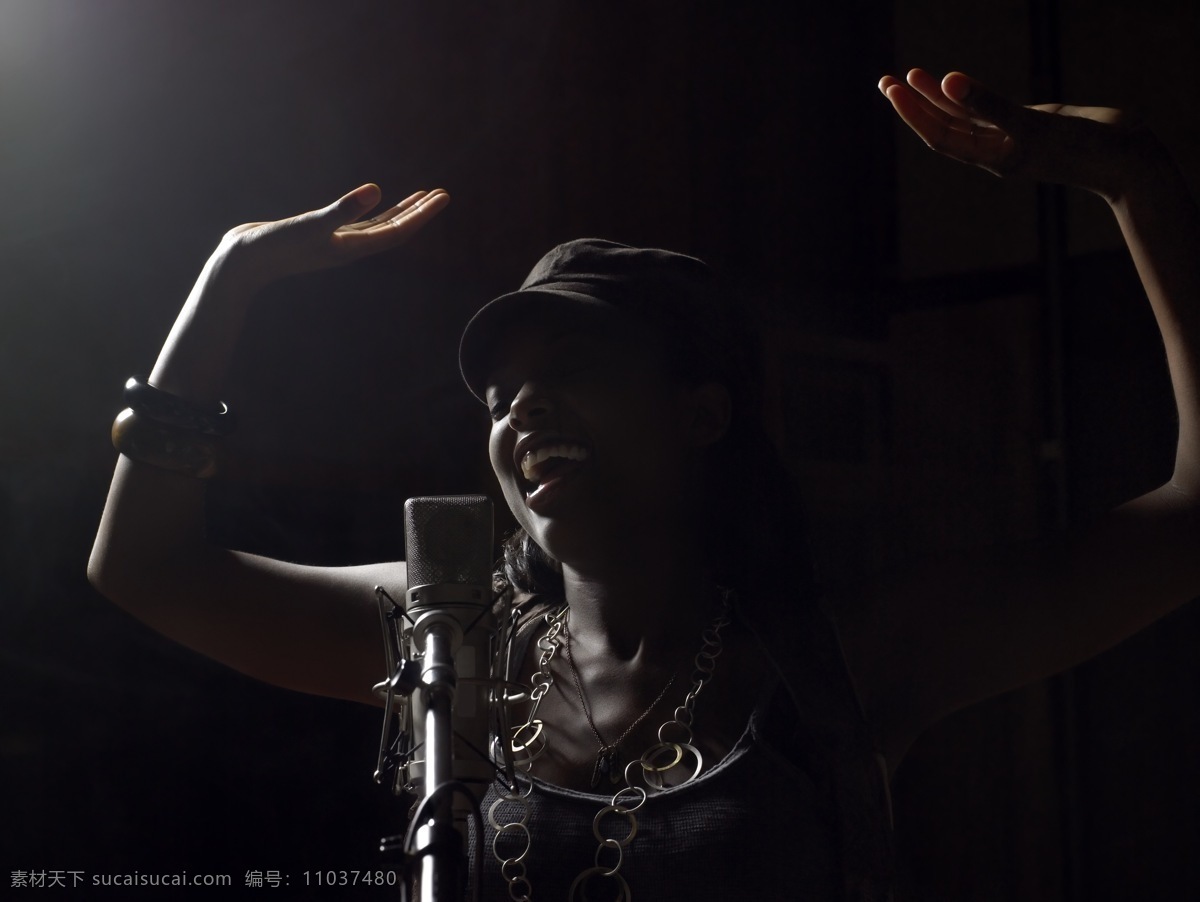 黑人女歌手 黑帽子 手镯 项链 挂件 全情 传情 花筒 录音 音乐 文化艺术 舞蹈音乐 摄影图库 外国人物