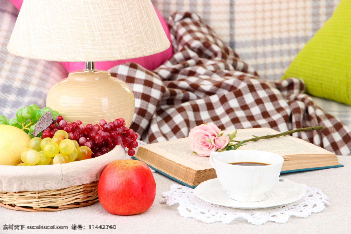 餐桌 上 咖啡 水果 新鲜水果 苹果 咖啡杯子 玫瑰花 书本 时尚家居 室内设计 环境家居