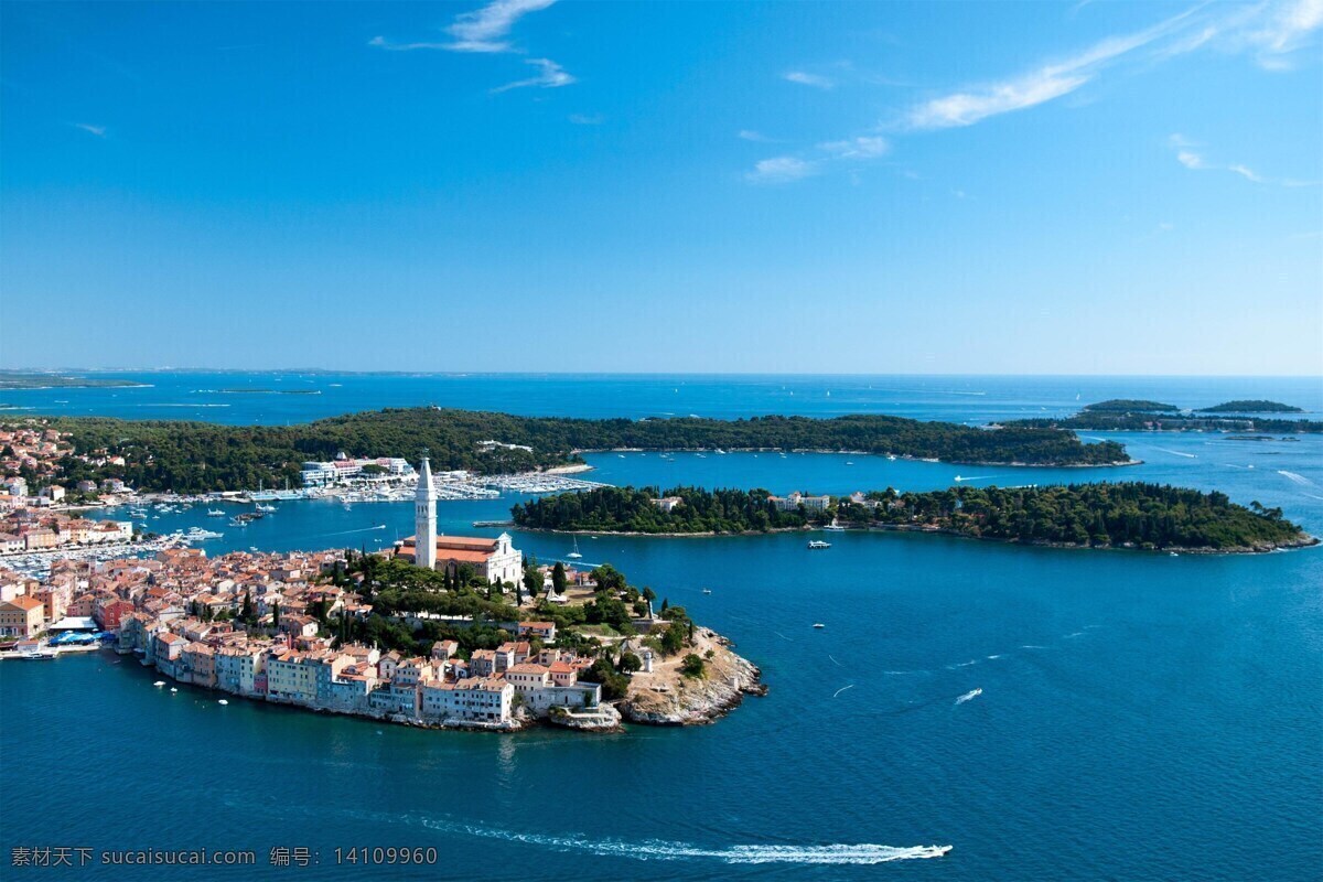 克罗地亚 某半岛 俯瞰 教堂楼 红瓦小楼 港湾 码头 巨轮 游船 树林 海面 蓝天白云 景观 景点 旅游风光摄影 畅游世界 旅游篇 旅游摄影 国外旅游