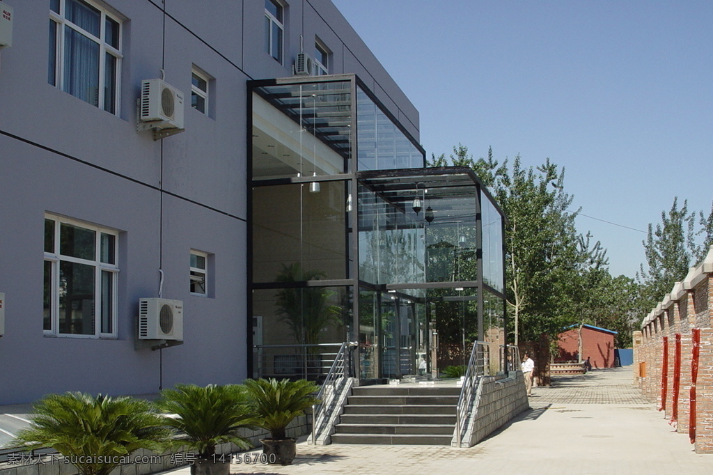 窗戶 大樹(shù) 建筑攝影 建筑物 建筑園林 空調(diào) 藍(lán)天 樓房 建筑與陽(yáng)光棚 陽(yáng)光棚 樓梯 磚墻 盆栽 psd源文件