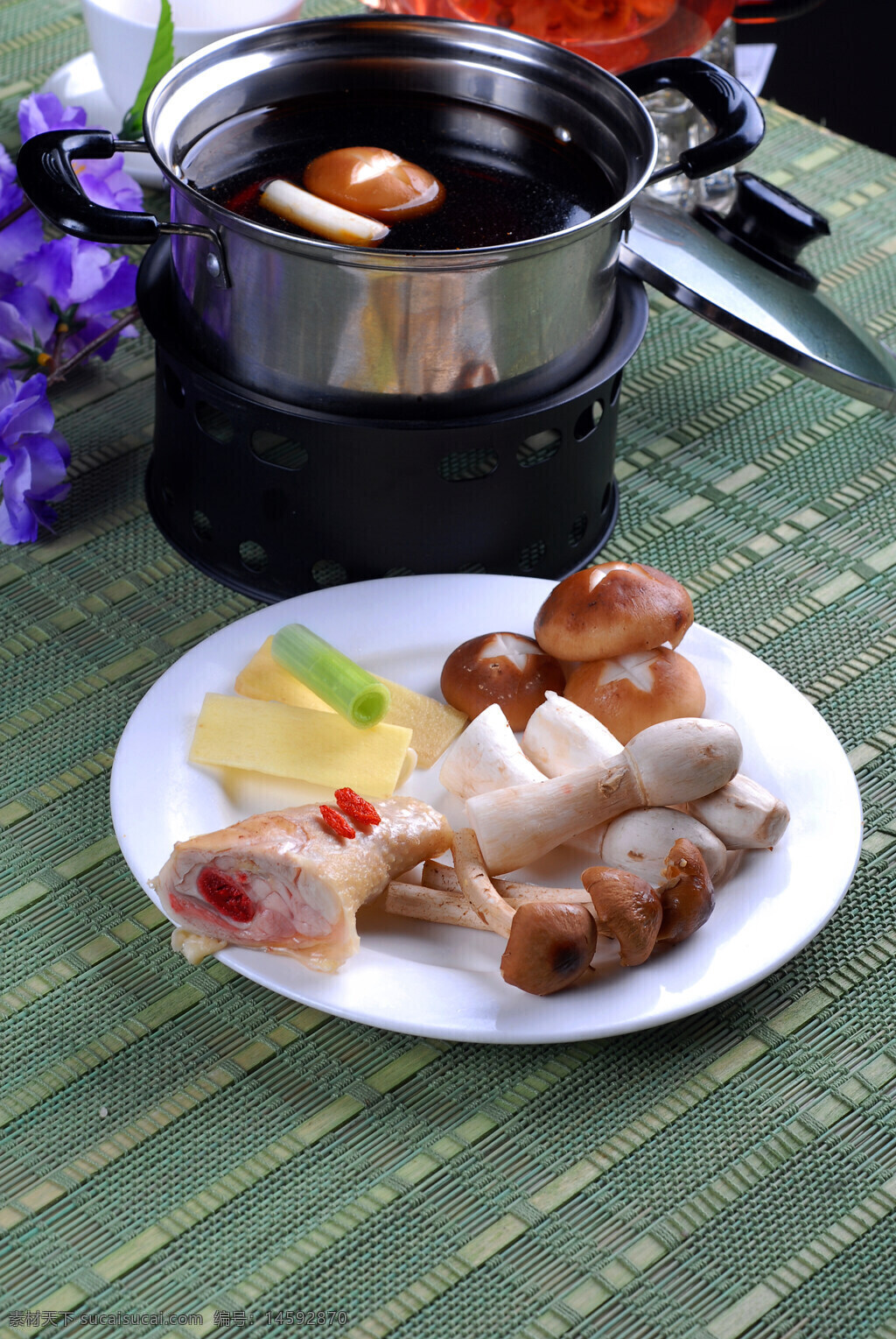 菌湯 菌子 菌湯鍋 香菇 雞肉 枸杞 蔥段 姜片