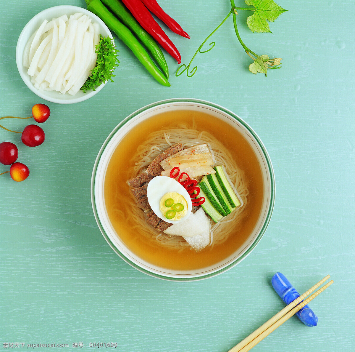 美味 清 汤面 食物 面食 面条 可口 美食 清汤面 小菜 鸡蛋 黄瓜 辣椒 蔬菜 中华美食 餐饮美食