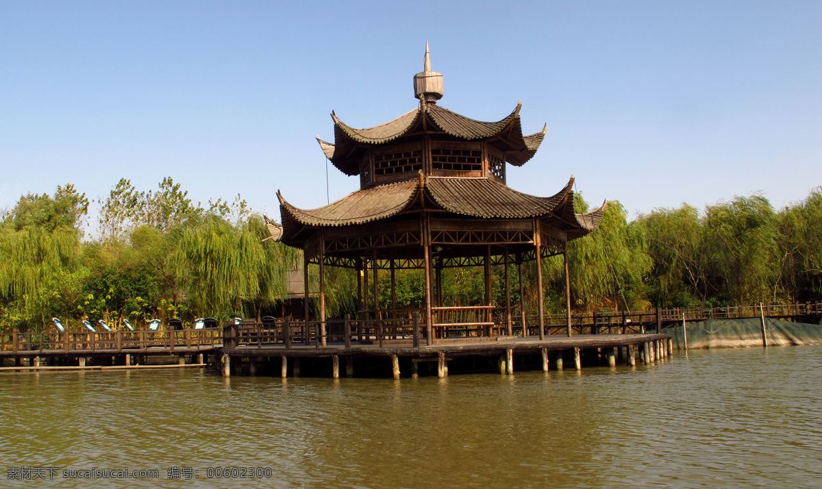 木雕亭 江苏 泰州 溱湖 旅游 景点 秋天 水面 芦苇 树木 木质 亭子 中国旅游景点 国内旅游 旅游摄影