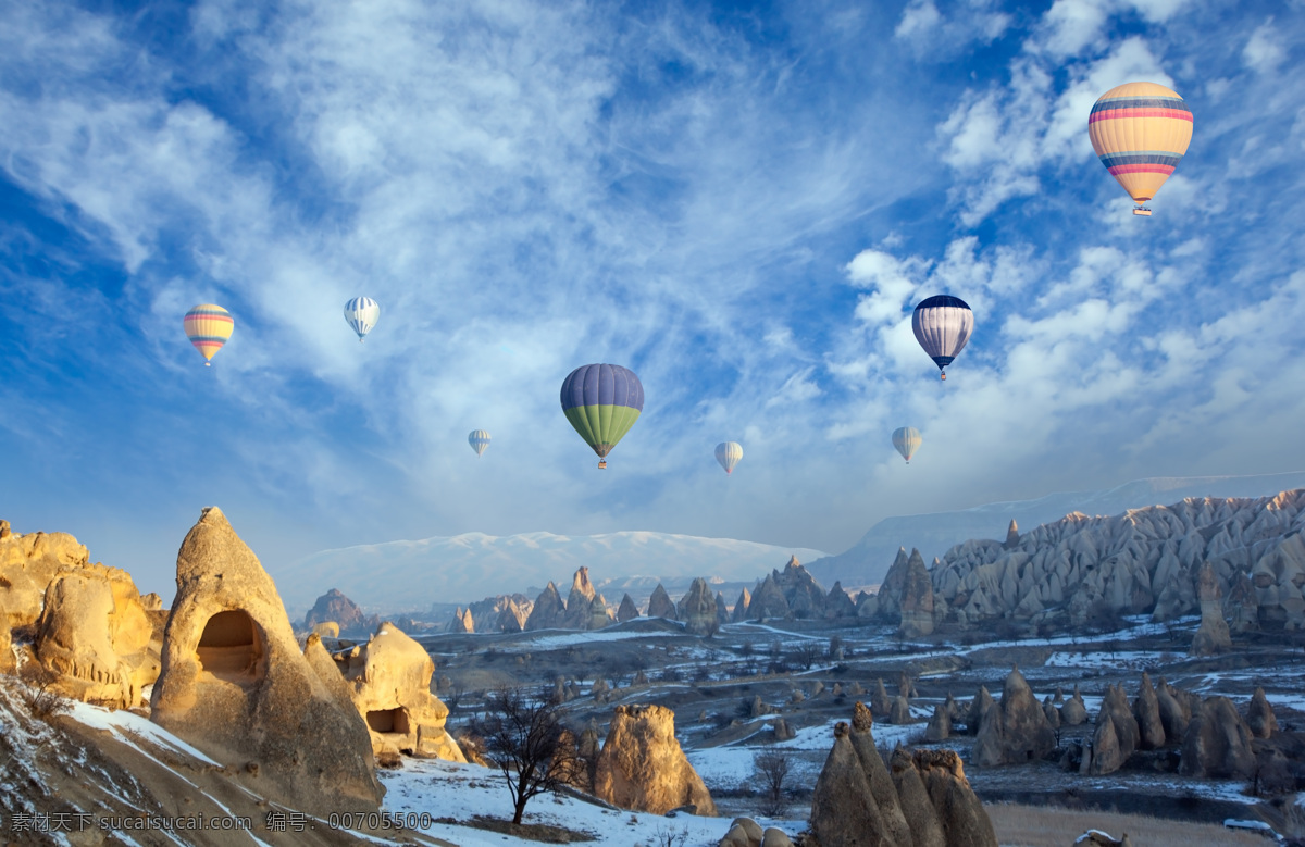 空中 热气球 雪地 旅游景区 蓝天白云 空中热气球 天空 旅行 轻气球 自然风景 其他类别 生活百科 蓝色