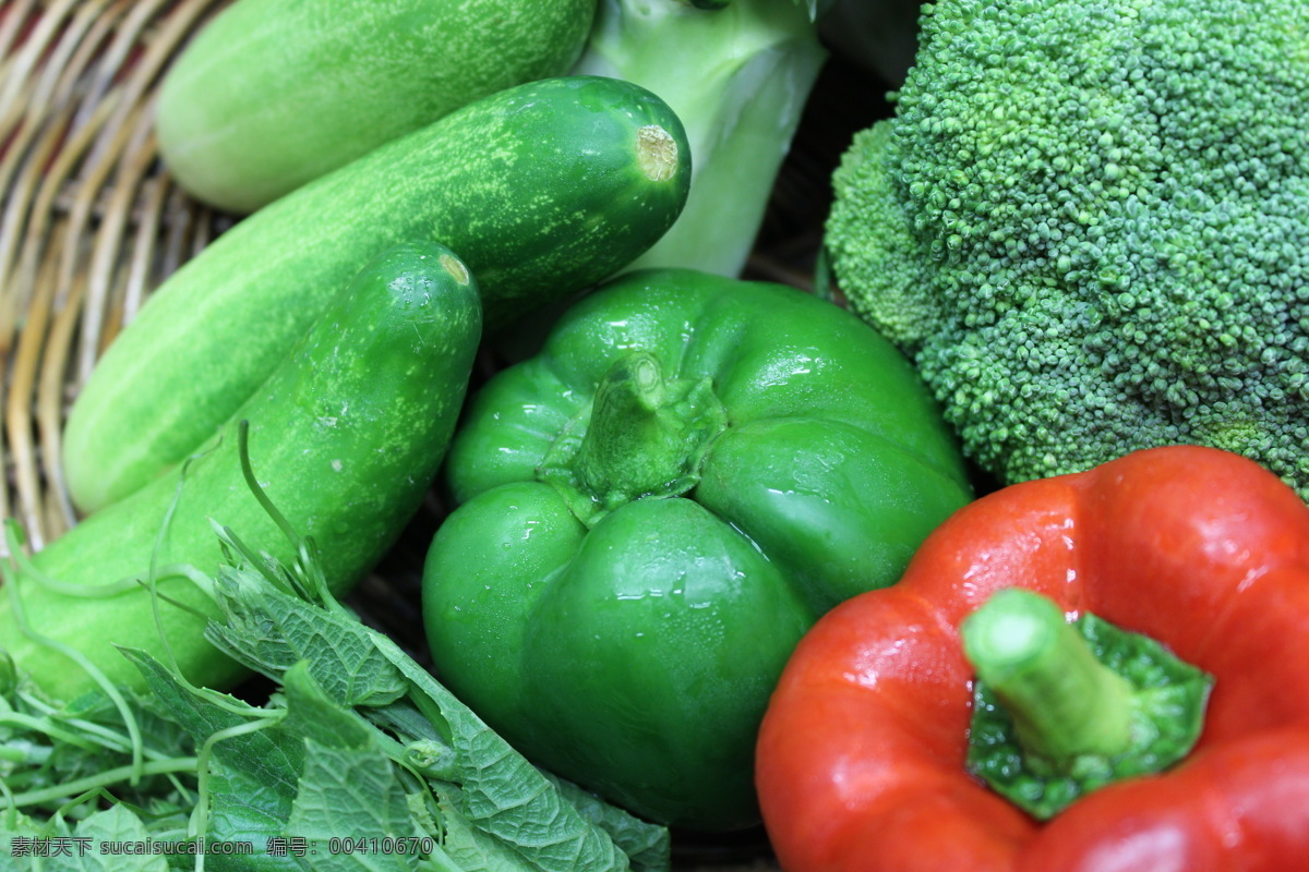 新鲜蔬菜摄影 新鲜蔬菜 辣椒 竹篮 黄瓜 西兰花 水果蔬菜 餐饮美食 绿色