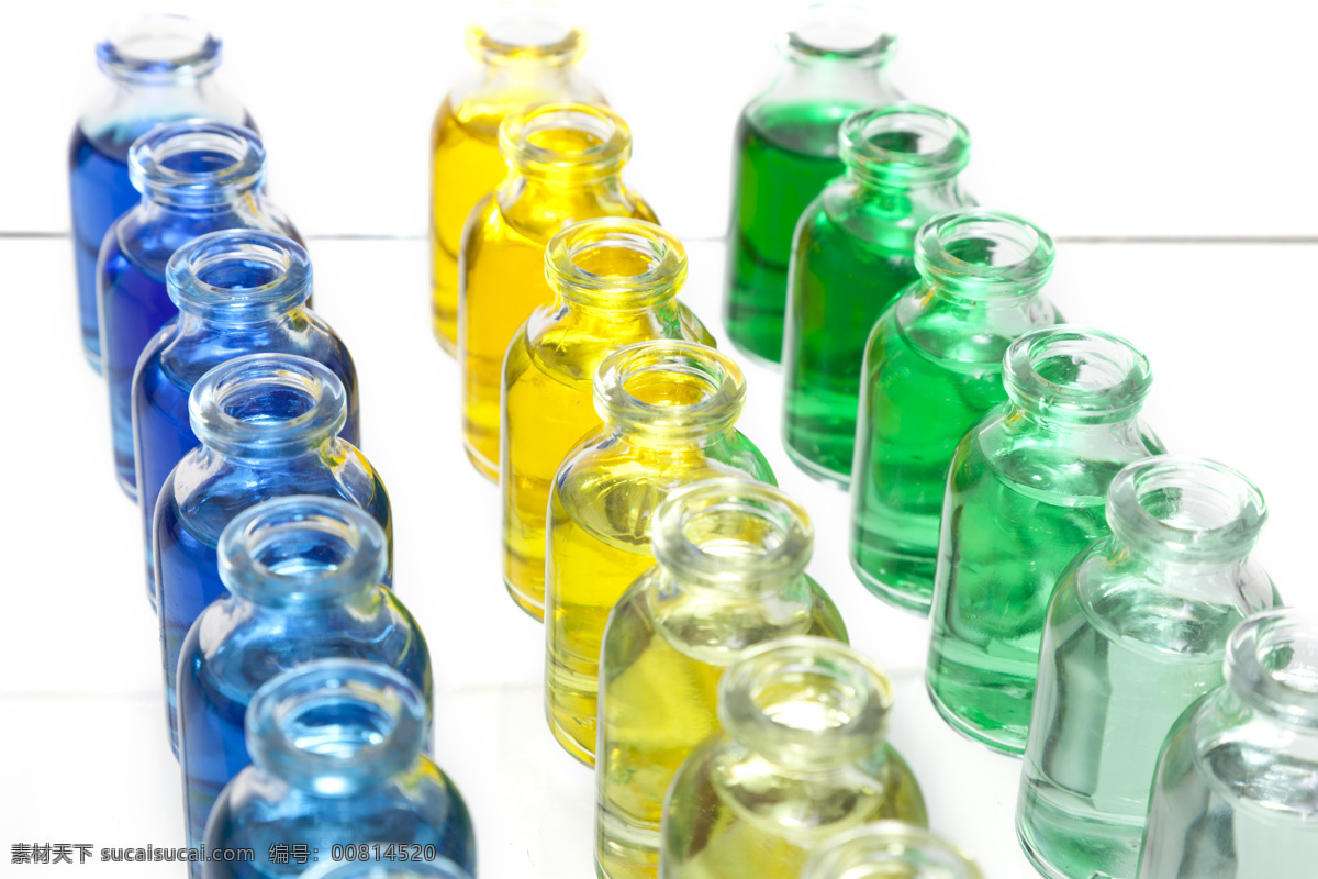 整齐 化学实验 瓶体 试管 试剂 量杯 试验器皿 彩色液体 化学液体 化学素材 化学试验 科学研究 科技图片 现代科技