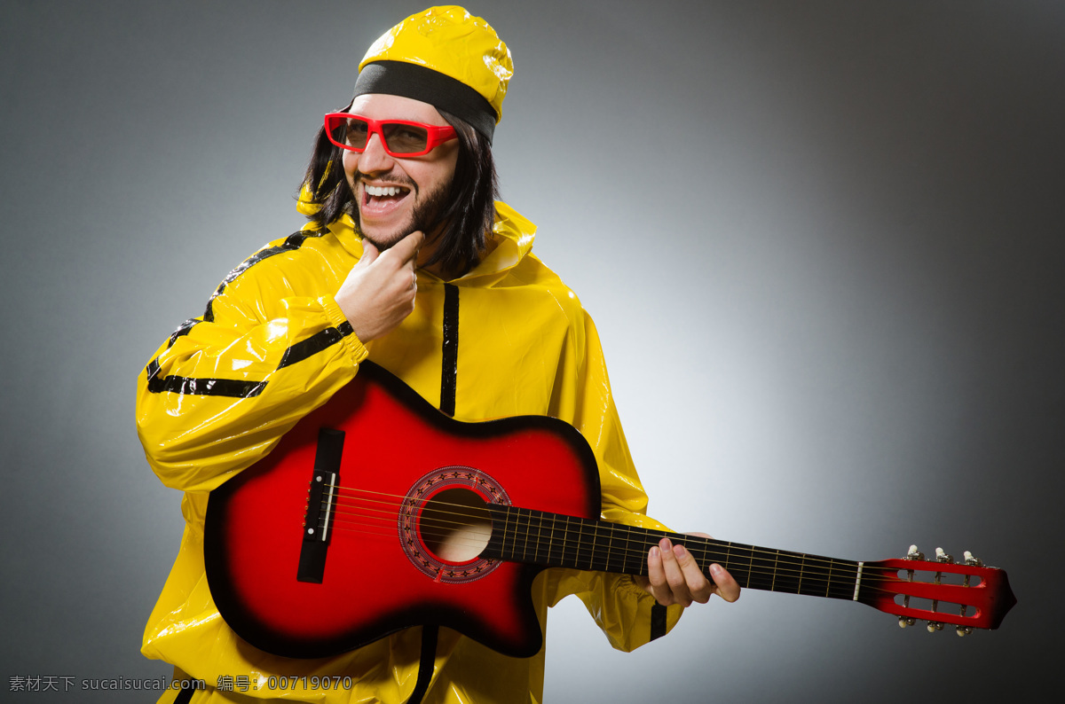 弹 吉它 男人 3d眼镜 唱歌 黄色衣服 搞怪男人 欧美男性 外国男人 男士 男人图片 人物图片