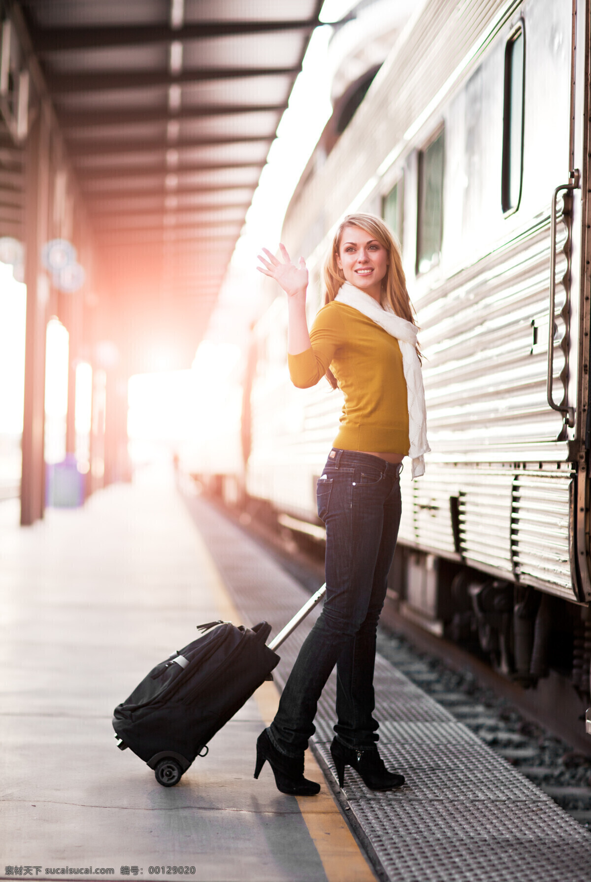 火车站 挥手 美女图片 再见手势 行李箱 站台 性感美女 旅游的美女 旅行 火车 拉杆箱 其他类别 生活百科