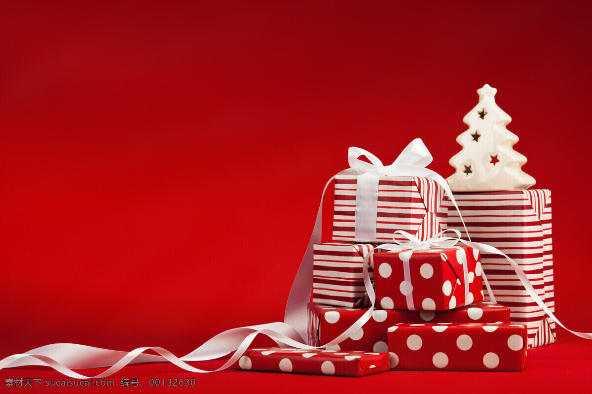 红色 背景 下 礼物 红色背景 礼盒 圣诞树 飘带 节日庆典 生活百科