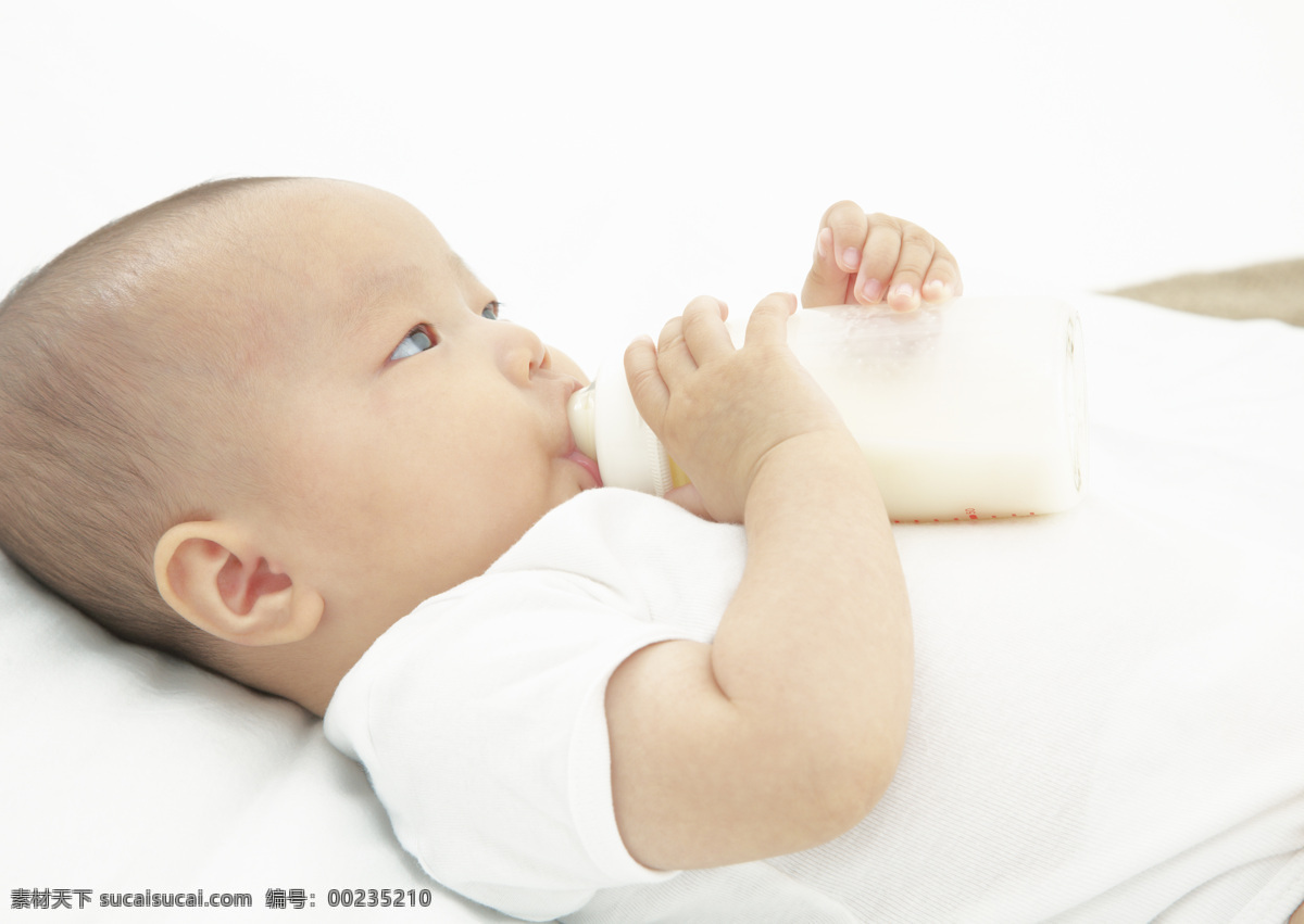 喝 奶 健康宝宝 可爱 小宝宝 婴儿 孩子 娃娃 幼儿 baby 喝奶 吃奶 奶瓶 摄影图 高清图片 宝宝图片 人物图片