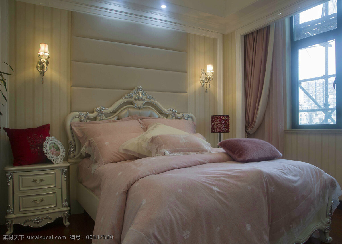 现代 时尚 卧室 浅 粉色 床 品 室内装修 效果图 卧室装修 浅粉色床品 壁灯 红色抱枕