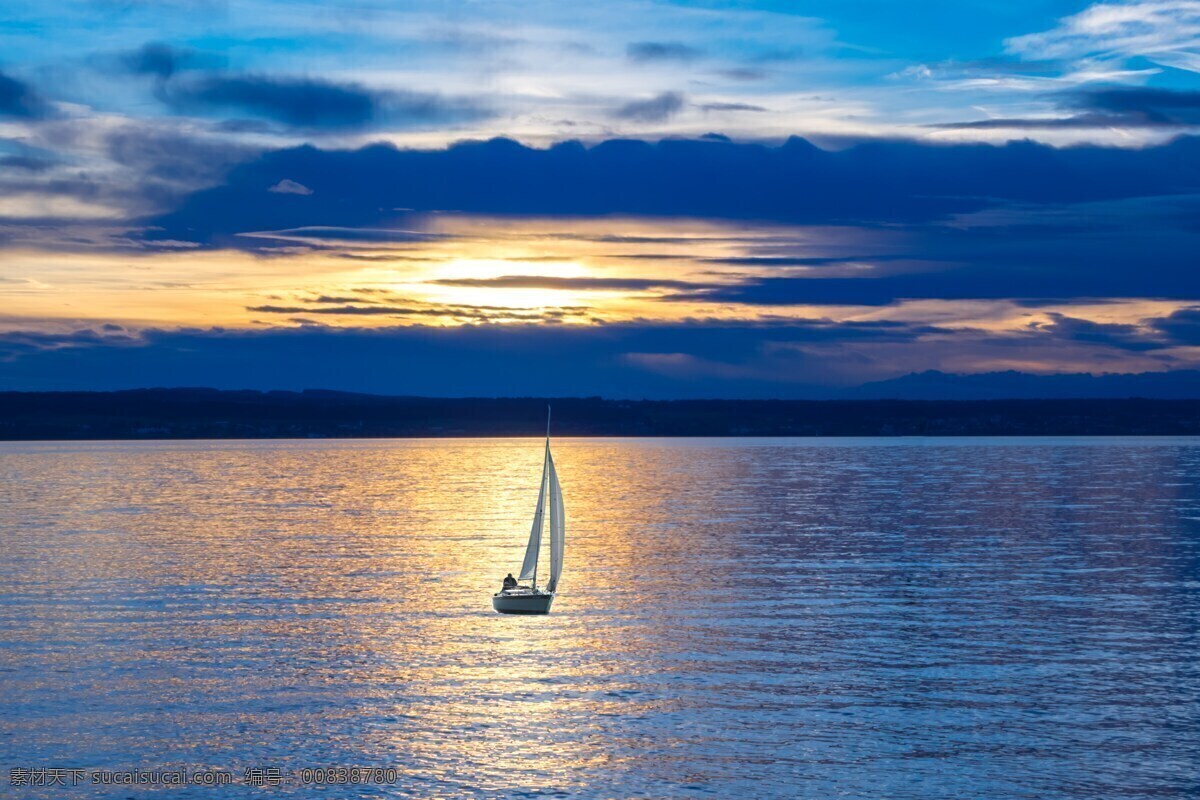 船帆 一帆风顺 黄昏 日落 海上 船只 航行 海洋 海水 蓝天 海上帆船 白色帆船 风景图片 自然景观 自然风景