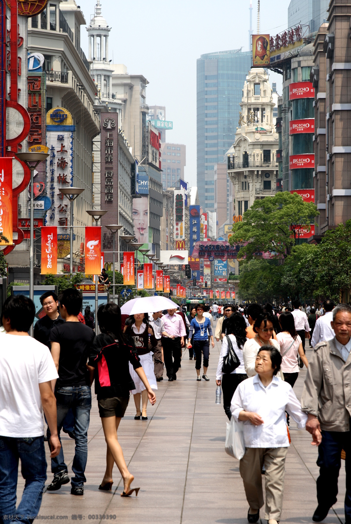 步行街 高楼 国内旅游 景观 旅游摄影 上海 南京东路 中华 商业 一街 驰名中外 大理石路面 花坛加凳面 新颖灯杆 奥运广告旗 排列整齐 亮丽风景线 商店林立 霓虹灯店招 五花八门 中外 名品 集 吃穿住乐玩 集于一街 游人如织 著名 商业街 著名旅游景点 上海风光 上海風光 装饰素材 灯饰素材
