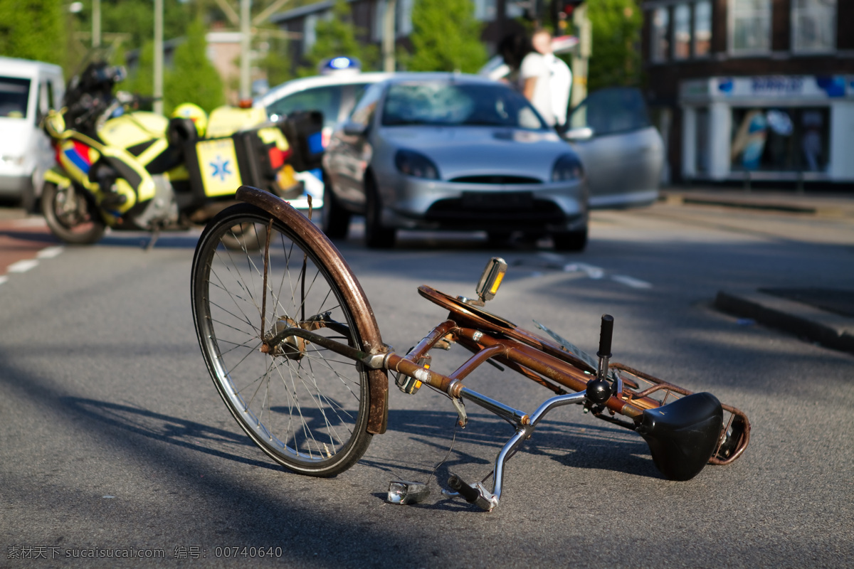 翻 公路 上 自行车 车祸现场 交通工具 交通事故 损毁的自行车 其他类别 生活百科