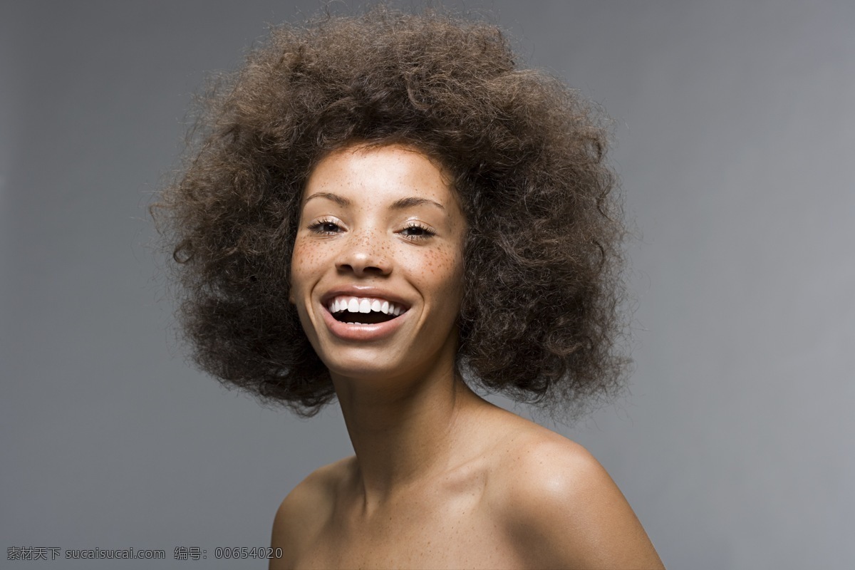 大笑 爆炸式 发型 黑人 女性 美女 成人 妇女 欧洲美女 欧美 非洲 黑人女性 牙齿洁白 卷发 烫发 发型设计 造型 美容美发 高清图片 美女图片 人物图片