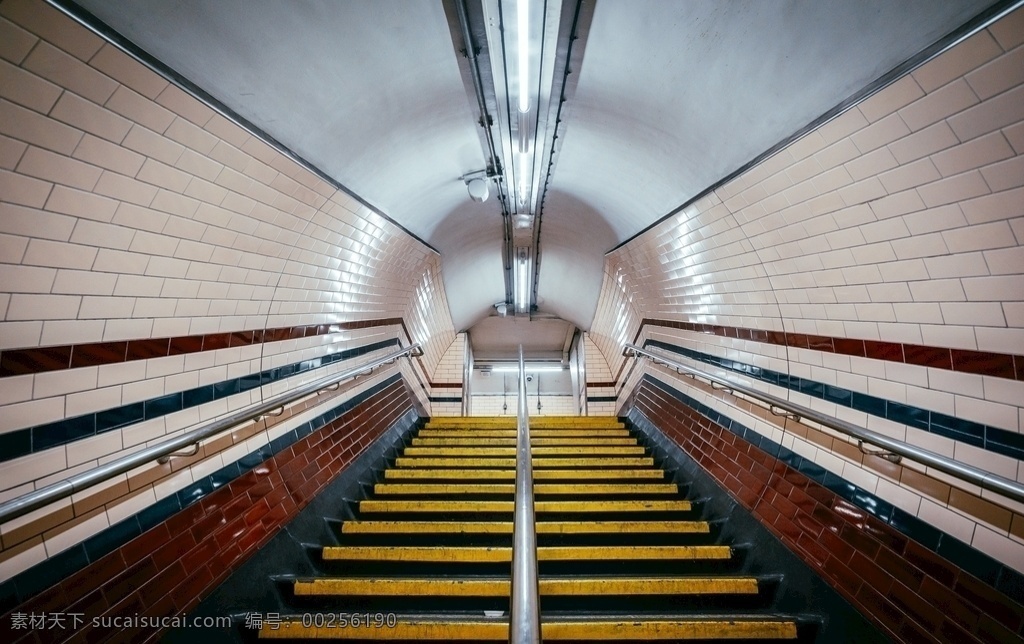 地铁 楼梯 通道 对称 地铁口 地铁入口 交通 进地铁口 暗色楼梯 对称楼梯 楼梯背景 暗色背景 城市 过道 城市通道 图库建筑城市 建筑园林