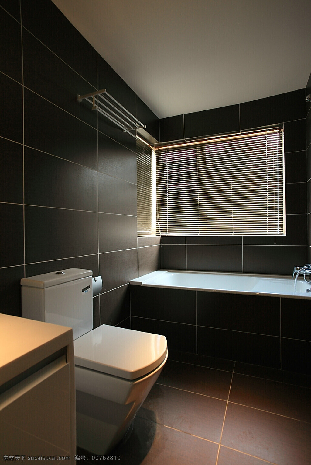 现代 浴室 深色 格子 背景 墙 室内装修 效果图 浴室装修 浅褐色地板 深色背景墙 白色桌面