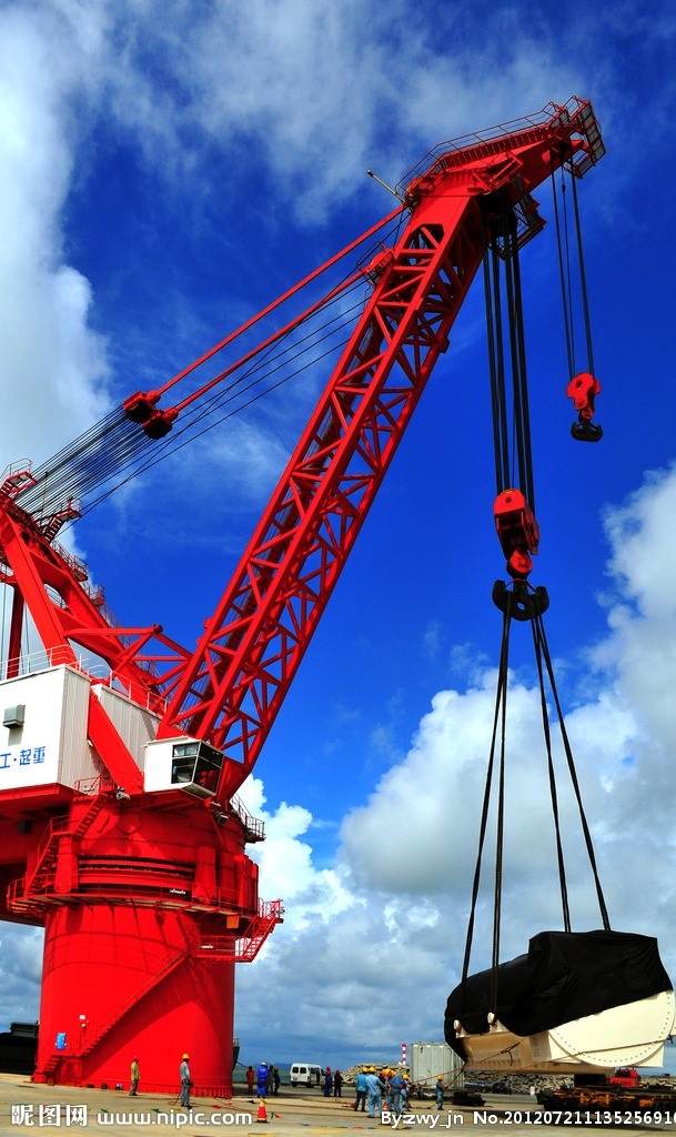 核电码头 蓝天 白云 大型设备吊装 红色 大型吊车 工业生产 现代科技