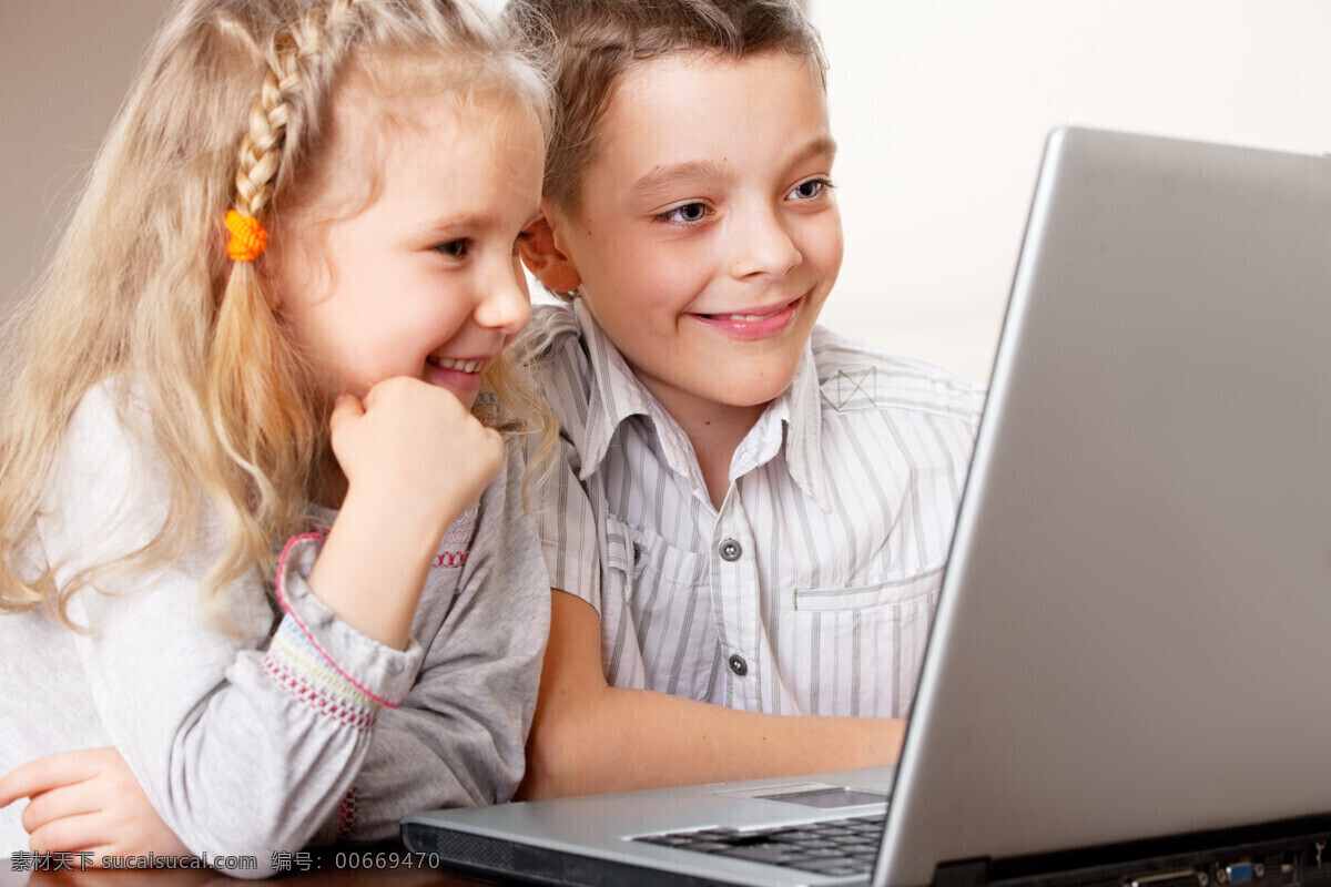 一起 玩电脑 男孩 女孩 儿童 孩子 学生 人物图库 人物摄影 电脑 学习用品 儿童图片 人物图片