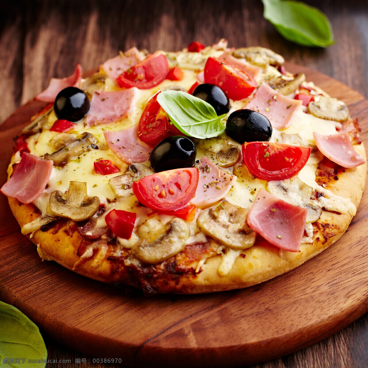菜板上的披萨 披萨 番茄 西红柿 国外美食 美味 意大利美食 西餐美食 餐饮美食 黑色