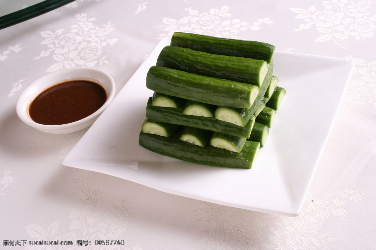 沾酱小黄瓜 沾酱乳黄瓜 黄瓜段 热菜 炒菜 凉菜 菜肴 菜品 川菜 湘菜 鲁菜 粤菜 淮扬菜 家常菜 特色菜 舌尖上的中国 餐饮美食 传统美食