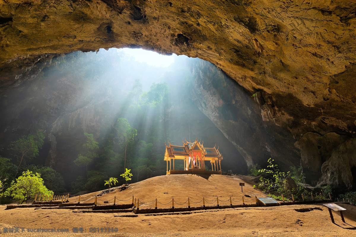 天坑 里 亭子 光线 泰国建筑 洞穴 美丽风景 美景 自然风光 风景摄影 美丽景色 山水风景 风景图片