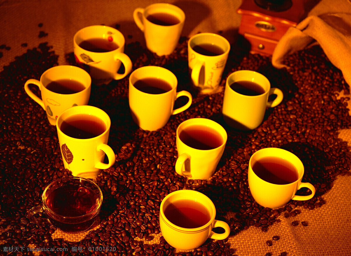 咖啡豆 上 褐色 咖啡 一堆咖啡豆 颗粒 果实 饱满 许多 很多 coffee 浓香 托盘 杯子 麻袋 包装 铺垫 高清图片 咖啡图片 餐饮美食
