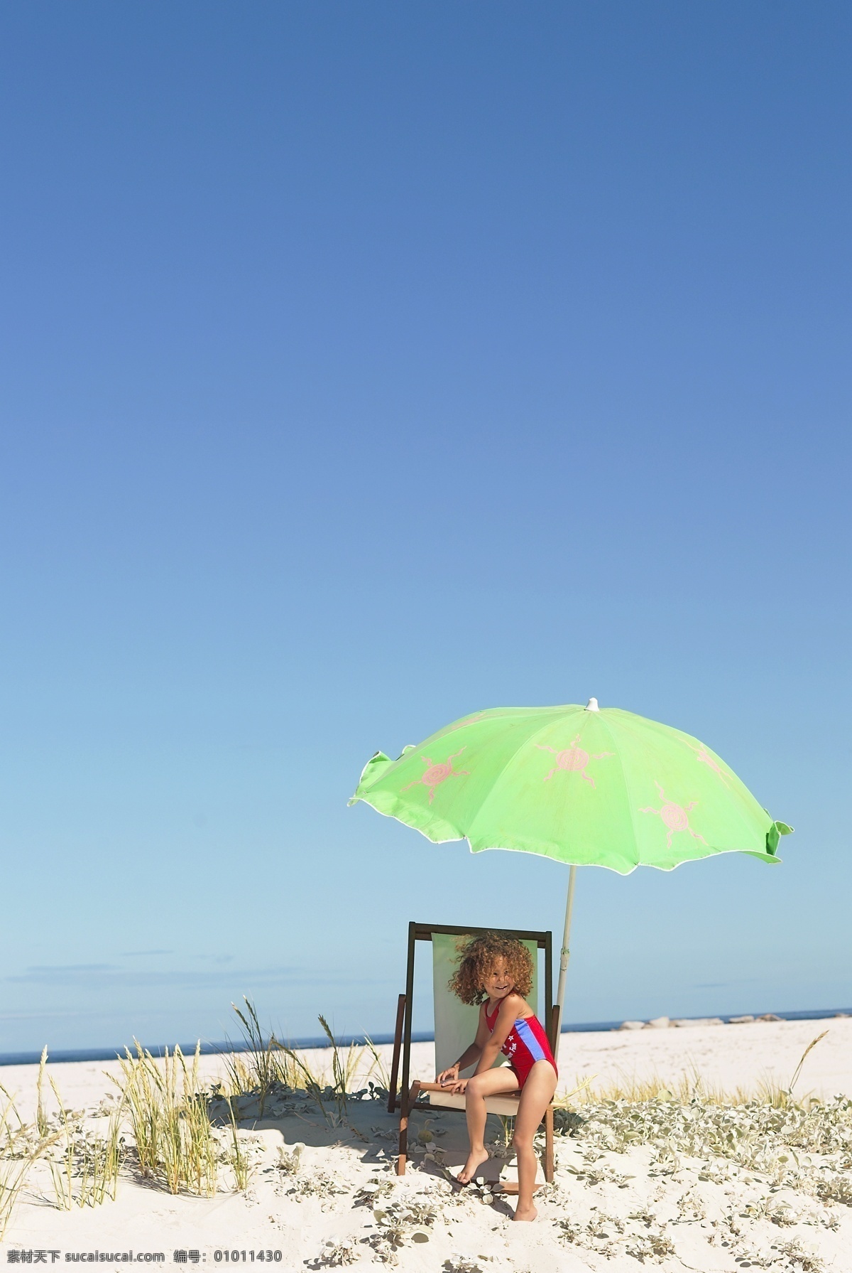 沙滩 上 晒太阳 小女孩 人物 海边 躺椅 太阳伞 遮阳 蓝天 开心 微笑 生活人物 人物图片