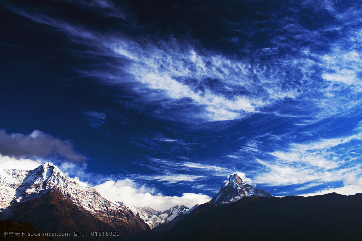 蓝天 白云 下 山峰 高山 雪山风景 高峰 蓝天白云 美丽风景 风景摄影 风景图片