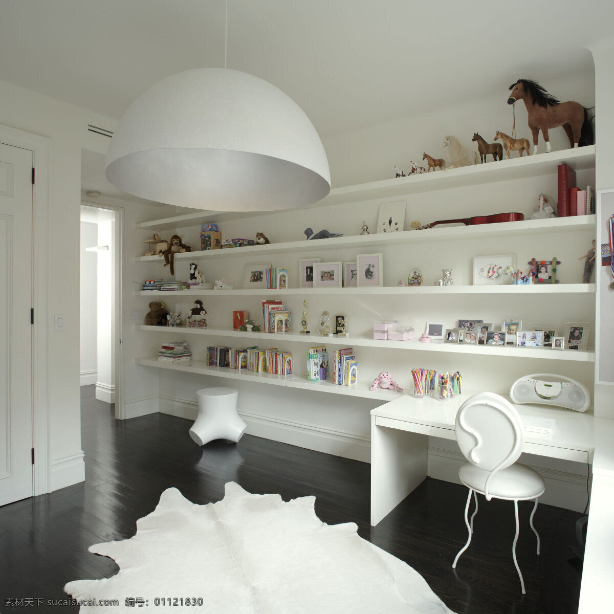 现代 时尚 客厅 白色 展示架 室内装修 效果图 白色地毯 白色书架 白色桌子 客厅装修