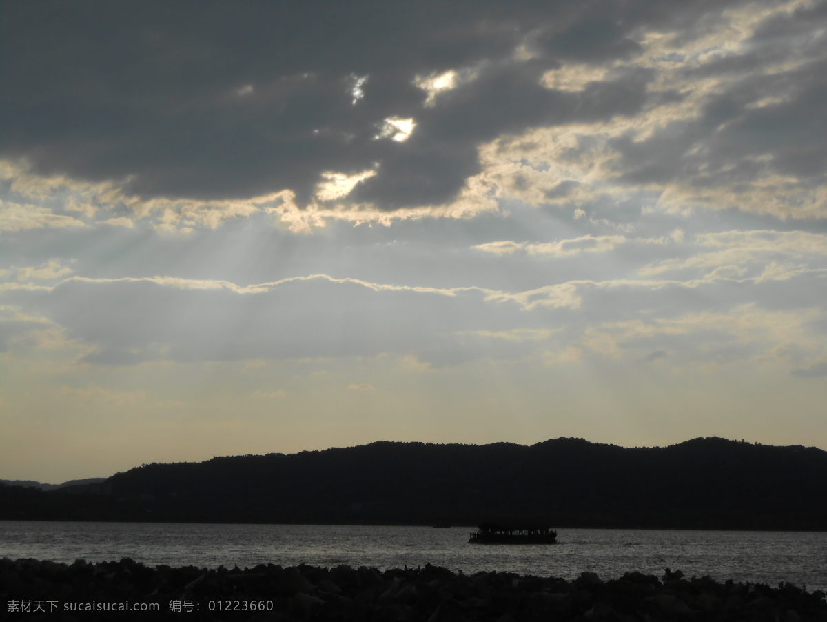 月 中旬 傍晚 西湖 7月 风景名胜 暮色 阳光 云朵 自然景观 psd源文件