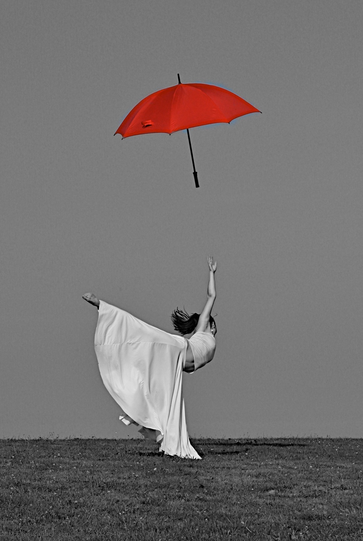 舞者025 女性 舞蹈 舞姿 光影 跳跃 jump leap 艺术 室外 芭蕾 ballet 黑白 红色 雨伞 草地 舞者 舞蹈音乐 文化艺术